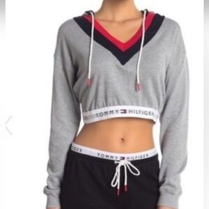 🌷Tommy Hilfiger Gray Cropped V‑Neck Hoodie with Red & Navy Trim🌷size:M